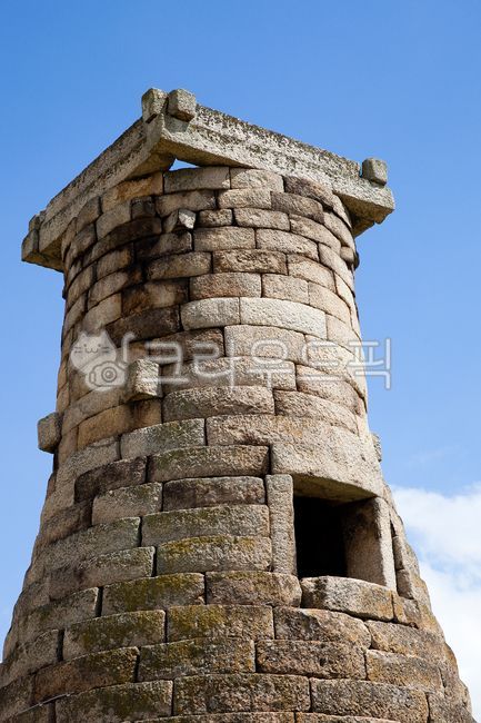 첨성대,세계문화유산,국보,건축,경북,경주,경주동부사적지대,고건축,로우앵글,문화재,사적,신라,풍경,하늘,구름,한국,탑