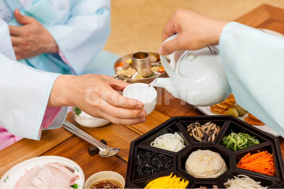 주도,예의,한국,전통,술문화,음주,알코올,문화,대한민국,음주문화,한국전통,한복,한국전통의상,hanbok,korean traditional clothes,사람,인물,인간,human,person,신체일부,몸,body,음식,식재료,요리,food,cook,meal,dishes,food reserves,한식,한국음식,한국요리,korean food,korean dishes,korean meal,korean cook