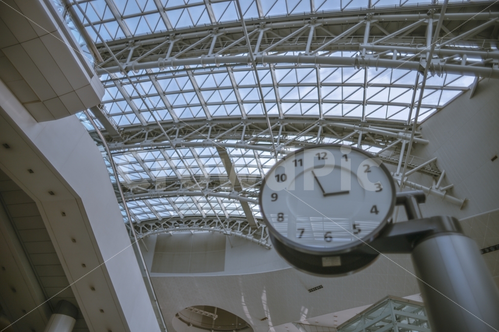 공항,시계,오후,건물,천정,기다림,그리움,여행,설레임,airport,clocktower,pm,building,waiting,missing,travel,excitation,교통,교통수단,traffic,transportation,인테리어,실내디자인,interior design,architecture,건축물,window,창문,tower,탑,clock tower,시계탑