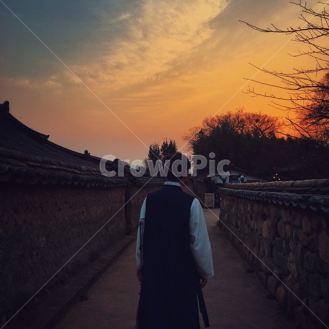 경주,한복,한옥마을,한옥,남자,뒷모습,한국전통의상,사람,인물,담장,돌담,전통의상,한국적인,전통,한국의,전통한복,두루마기,일몰,저녁,해질녘,한국인,아시아,문화,뒤태,뒷태,대한민국,한국,한국문화,전통의복,남색,성인,컨셉,콘셉,콘셉트,컨셉트,백그라운드,추석,단오,의복,동양,동양인,man,koreantraditional,koreanculture,인간,연출,hanbok,koreantraditionalclothes,human,person,모델,양반,뒷짐,의상,패션,fashion,male,조선,chosun,분위기,감성