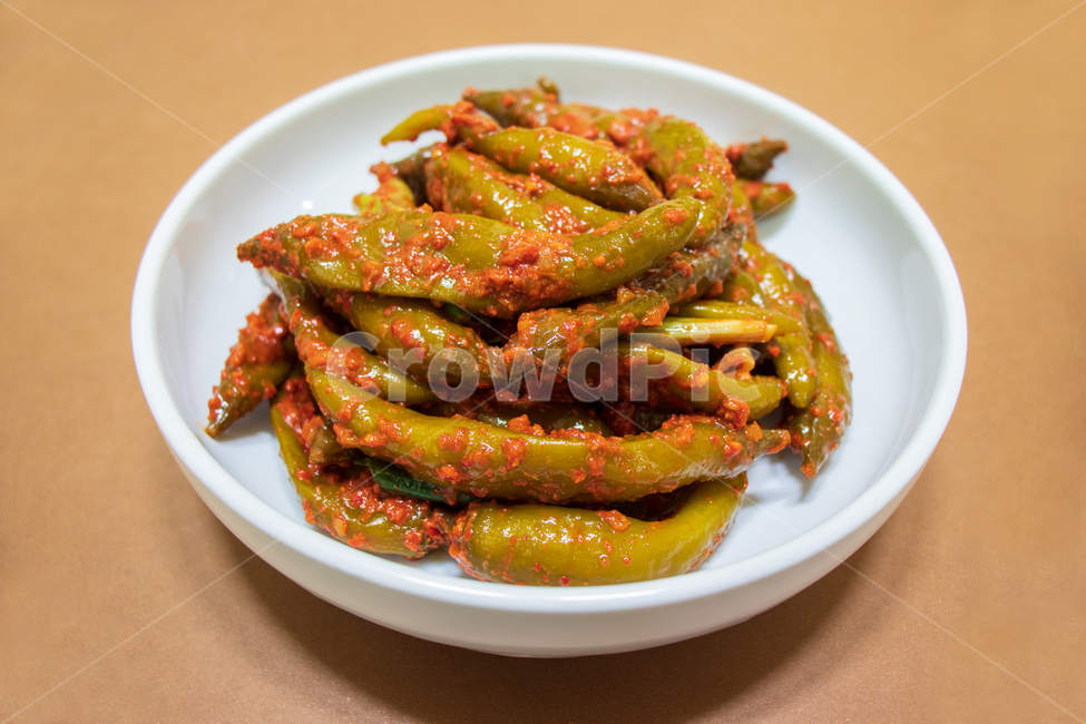 삭힌고추무침,고추장아찌무침,고추김치,김치,반찬,한식,한국음식,고추지무침,삭힌고추김치,고추장아찌김치,음식,요리,겨울,김장,김장김치,고추장아찌,식품,고추,야채,채소,한국,발효,발효음식,발효식품,문화,김장철,가을,늦가을,초겨울,전통,식사,집반찬,집밥,소스,전통음식,한국전통음식,부엌,대한민국,남한,아시아,고춧가루,매운,매콤한,맵다,짜다,맛있는,맛있다,양념,양념장,건강,건강한,건강음식,건강한음식,그릇,접시,사기그릇,질그릇,사기접시,홈메이드,홈메이드푸드,배경,바탕,백그라운드,kimchi,chilipepperkimchi,koreanfood,cooking,vegetable,food,koreantraditionalfood,traditional,cuisine,cook,chili,chilipepper,korea,korean,meal,gimjang,makingkimchi,gimchi,kimchee,fall,autumn,winter,fermented,fermentedfood,fermentation,eat,kitchen,southkorea,healthy,health,healthfood,healthyfood,dish,delicious,tasty,plate,sauce,seasoning,sidedish,homemade,homemadefood,spicy,hot,culture,asia,asian,background,음식,식재료,요리,food,cook,meal,dishes,food reserves,한식,한국음식,한국요리,korean food,korean dishes,korean meal,korean cook