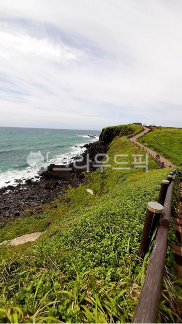 섭지코지,제주도,바다,파도,야외,자연,경치,계절,관광지,관광명소,하늘,물,여름,구름,돌,잔잔한,곶,낭떠러지,길가,길,보도,산책길,화산암