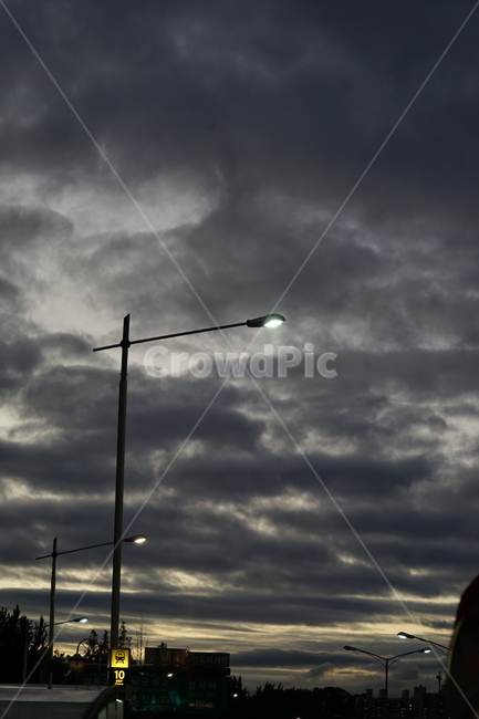 lamppost,램프포스트,자연,옥외,햇빛,하늘,sky,먹구름