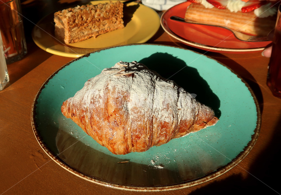 크로아상,croissant,bakery,베이커리,빵,슈가파우더,디저트,dessert,블루,에메랄드블루,접시,color,색감,색,색채