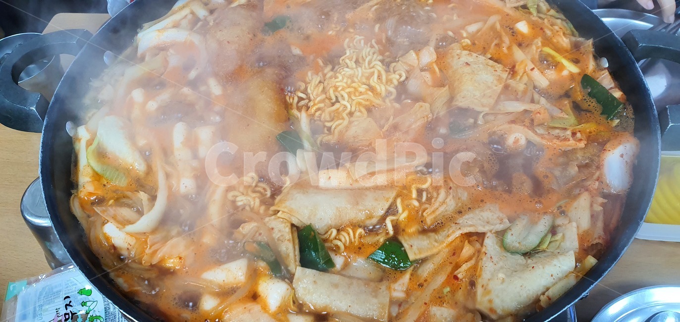 떡볶이,즉석떡볶이,매콤,매운떡볶이,신당동떡볶이,cuisine,koreanfood,tteokbokki,delicious,spicy,tasty,dinner,lunch,eat,plate,homemade,cooking,tradition,koreanculture,korea,rice,snack,vegetable,instant,dish,요리,food,음식,meal,식사,bowl,사발,plant,식물