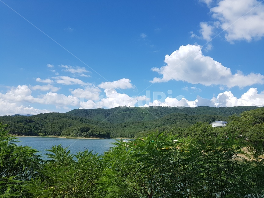 맑은하늘,풍경,호수,산,구름,하늘