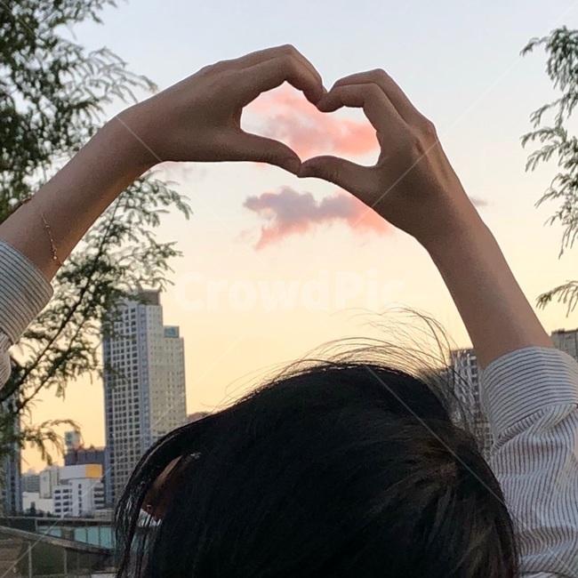 손하트,하트,여자,뒷모습,손,하늘,구름,구름하트,나무,감성,사랑,여자친구