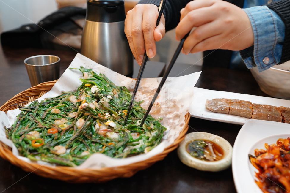 전,한식,부침개,안주,음식,푸드,먹거리,food,야채,사람,인물,인간,human,person,신체일부,몸,body,음식,식재료,요리,food,cook,meal,dishes,food reserves,한식,한국음식,한국요리,korean food,korean dishes,korean meal,korean cook