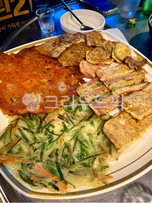 모듬전,모둠,모둠전,김치전,술집,술,식당,음식점,파전,산적,꼬치,두부부침,두부,동그랑땡,호박전,호박,식사,food,접시,컵