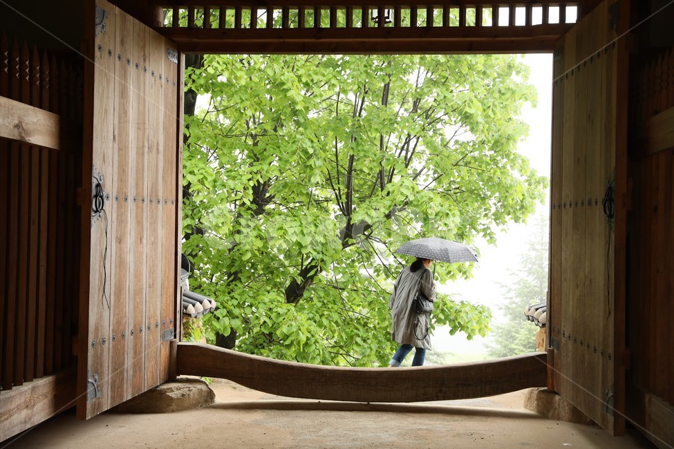 부석사,절,사찰풍경,문,전통가옥,우산,한국전통,한국문화,korean traditional,korean culture,사람,인물,인간,human,person,여성,여자,woman,female,lady,건축물,건물외관,exterior,building,structure,architecture,construction
