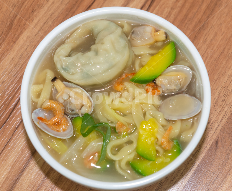 pepper,seasoning,tableware,onion,broth,noodle,Kalguksu,green onion,bowl,hand kalguksu,seafood kalguksu,Korean food,clam shell,clams,cooking,boil,clam meat,Korea,seafood,marine products,noodles,Korean cuisine,dumplings,tongs,cuisine,dishes,clam kalguksu,fo