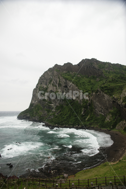 곶,nature,자연,outdoors,옥외,land,땅,ocean,물,water,바다,sea,대양,shoreline,해안선,제주,제주도,성산일출봉,파도,흐린날,여름,잔디,목초지,제주도,jeju,jeju island