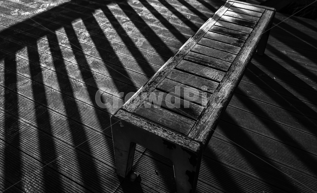 의자,벤치,그림자,햇살,쉼터,시설,공원,흑백,모노톤,monochrome,black and white