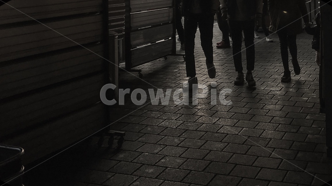 길,삭막함,도시,다리,바쁨,그늘,사람들,대중,군중,other people,crowd,신체일부,몸,body,흑백,모노톤,monochrome,black and white
