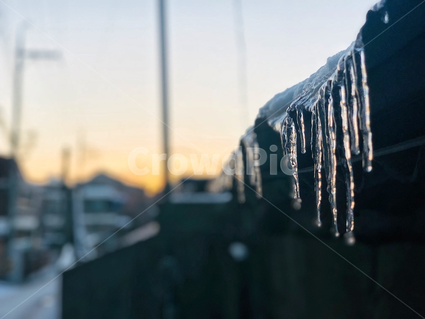 고드름,지붕,처마,겨울,노을,해질녘,얼음,icicle,ice,winter,roof,eaves,sunset,dusk,nightfall,겨울,계절,winter,season
