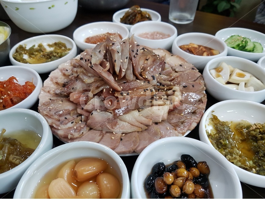 돼지고기보쌈,반찬,건강,한국음식,콩자반,마늘지,고추장물,양파,돼지고기,한식,음식,한국문화,전통,한국전통,음식,식재료,요리,food,cook,meal,dishes,food reserves,육류,고기,meat