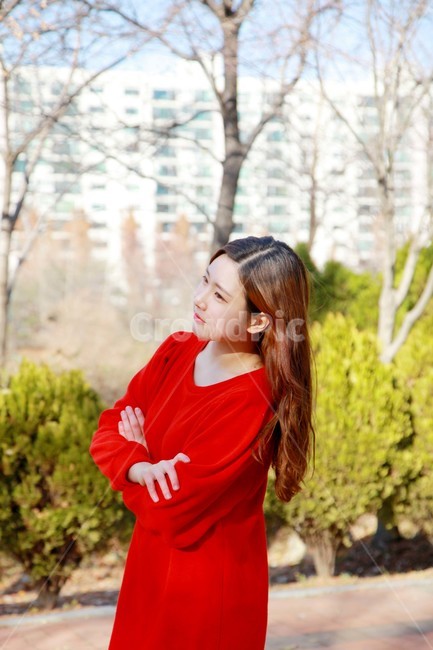 공원,옆모습,여자,분위기,감성,미소,girl,smile,park,사람,인물,인간,human,person,여성,여자,woman,female,lady