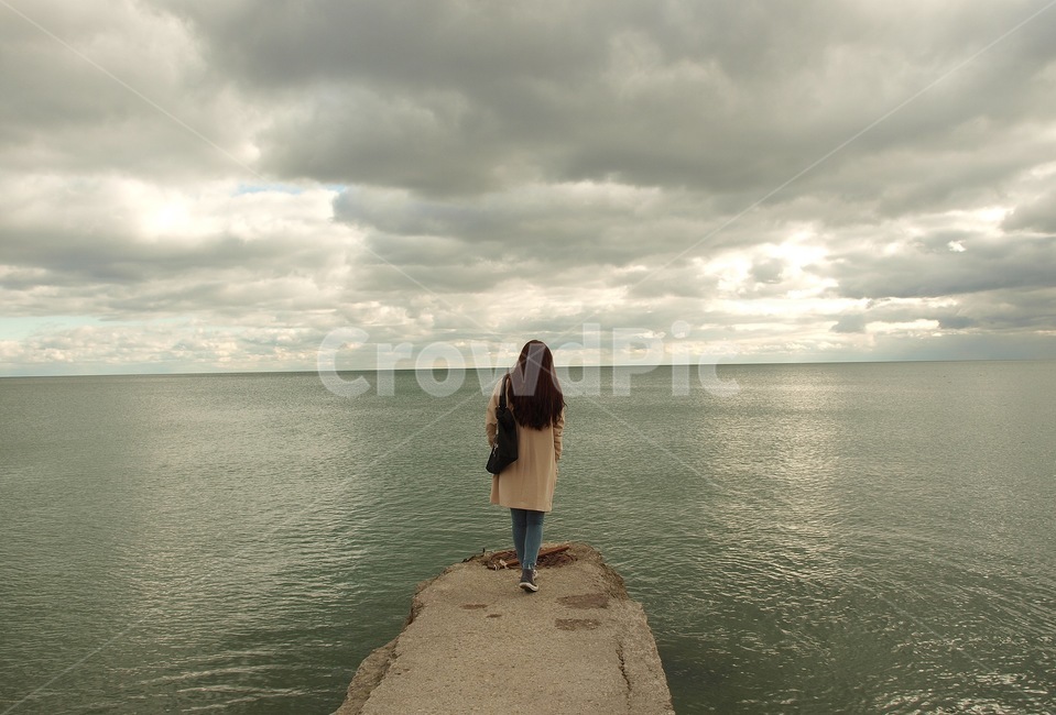 캐나다,토론토,호수,여자,흐림,바다,배경,합성,배경합성,sea,woman,cloudy,사람,인물,인간,human,person,여성,여자,woman,female,lady,고독함,외로움,쓸쓸함,우울함,슬픔,lonely,solitary