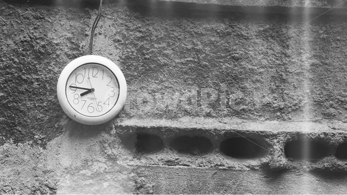 벽,고장난시계,흑백,시간,길거리,낡은,오래된,뒷골목,시계,필름사진,Wall,Watch,street,monochrome,빈티지사진,빈티지느낌,빈티지감성,vintage,흑백,모노톤,monochrome,black and white,사물,물건,오브젝트,thing,object,matter