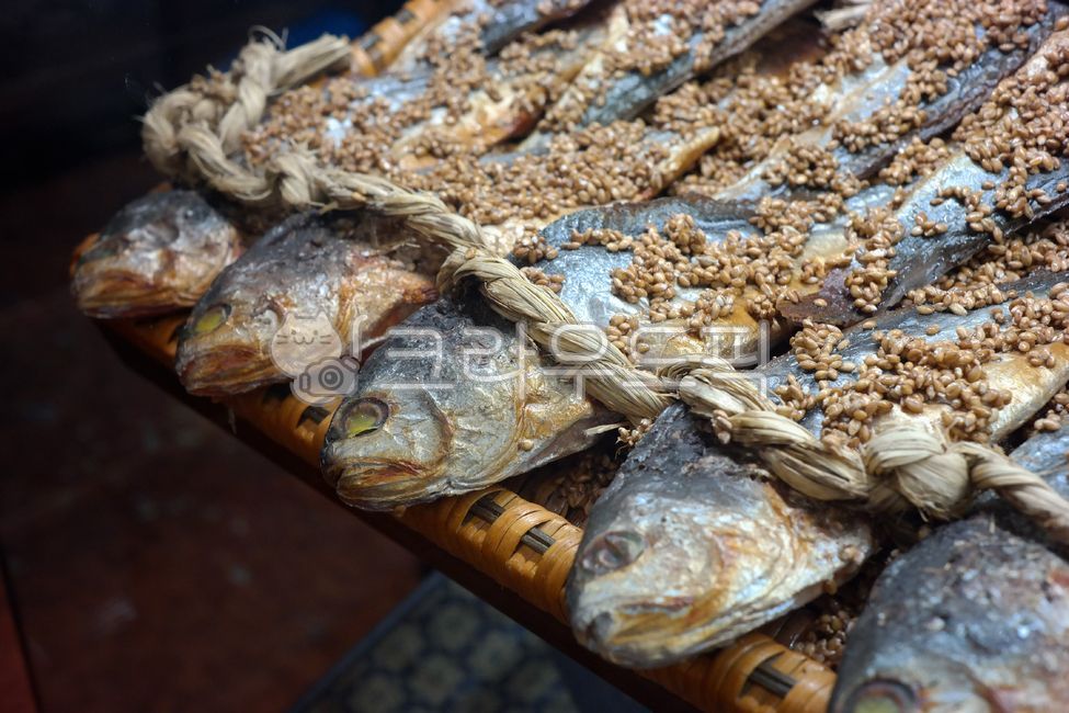 보리굴비,굴비,한정식,건조,어류,명절음식,조기,한식,한국음식,한국전통,전통음식,식사,요리,음식,식재료,수산물,해산물,생선구이,구이,생선,물고기,croaker,barleycorvina,corvina,koreansetmenu,dried,holidayfood,koreanfood,traditionalkoreanfood,traditionalfood,meal,food,ingredient,seafood,grilledfish,fish,음식,식재료,요리,food,cook,meal,dishes,food reserves,수산물,해산물,fishery products,seafood