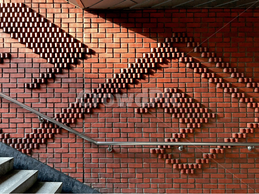seoul,metro,red,brick,wall,exit,sunshine,daytime,urban,pattern,stair,road,shadaow,silhouette,서울,도시,지하철,출구,빨간벽돌,계단,햇빛,외벽,벽