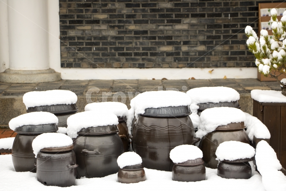 설경,눈,단지,장독,겨울,배경,풍경,백그라운드,경치,다울,겨울,계절,winter,season,한국전통,한국문화,korean traditional,korean culture,사물,물건,오브젝트,thing,object,matter