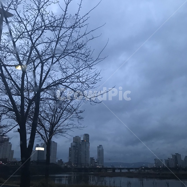 을씨년스러운분위기,흐린풍경,겨울풍경,어두운분위기,흐린하늘,도시,풍경,city,landscape