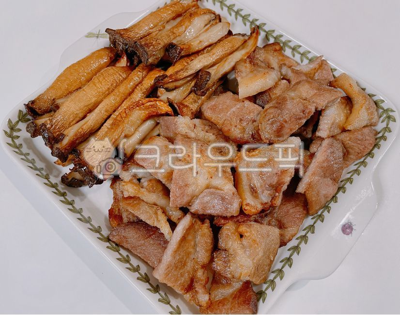Grilled king oyster mushrooms,plate,Roasted King Oyster Mushroom,pork,food,pig,meal,roasted mushrooms,pork belly,King oyster mushroom,Grilled mushrooms,dish,meat,mushroom,neck meat