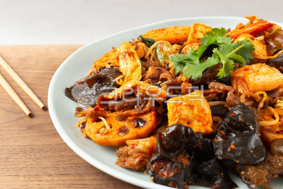 마라샹궈,마라,볶음,숙주,양고기,청경채,연근,건두부,두부피,푸주,당면,고수,버섯,새우,야채,채소,고기,향신료,양념,소스,중국음식,중국문화,매콤한