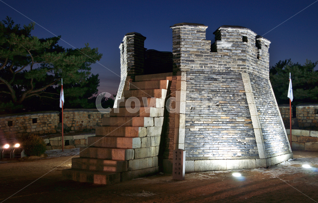서노대,쇠뇌,정팔각형,전벽돌,공격시설,정조,화성,수원,야경,밤,풍경,nightscape,night,landscape,한국전통,한국문화,korean traditional,korean culture,건축물,건물외관,exterior,building,structure,architecture,construction,handrail,난간,banister