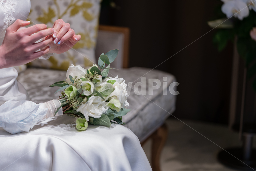 결혼,혼례,신부,실내,의식,웨딩,드레스,엄숙,경건,꽃잎,손,신부대기실,장미,꽃,부케,흰색,여자,녹색,노란색,쇼파,꽃,flower,사람,인물,인간,human,person,여성,여자,woman,female,lady,결혼,혼례,웨딩,wedding,marriage,marry,기념일,축하,anniversary,congratulation,celebrate,celebration
