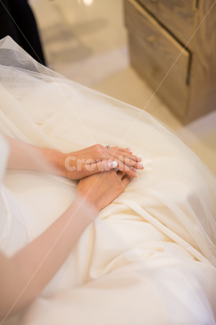 웨딩드레스,결혼식,화이트,순백,청순,오프숄더,실크드레스,손,사람,인물,인간,human,person,여성,여자,woman,female,lady,결혼,혼례,웨딩,wedding,marriage,marry