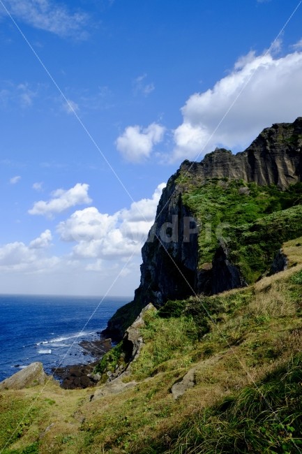 제주,제주도,바다,성산일출봉,풍경,자연풍경,경관,구름,하늘,자연,풍경,nature,landscape,한국자연풍경,한국자연경관,korea nature landscape,제주도,jeju,jeju island,outdoors,옥외,cliff,낭떠러지,promontory,곶