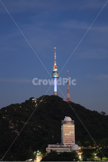 남산,타워,남산타워,서울타워,산,서울,한국,건물,건축물,천문대,자연,하늘,배경,풍경,야경,조명,불빛,야경,밤,풍경,nightscape,night,landscape,랜드마크,landmark,tourist attraction,한국랜드마크,한국관광지,한국명소,korea landmark,korea tourist attraction,architecture,tower,탑,spire,첨탑,steeple,뾰족한 탑,building