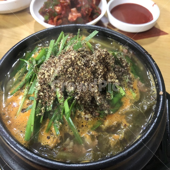 뼈다귀탕,뼈해장국,해장국,술,감자탕,food,음식,dish,요리,meal,식사,plant,식물,들깨가루,돼지고기,pig