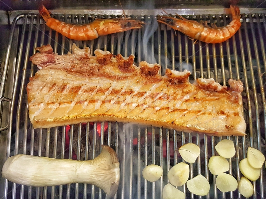 삼겹살,새우,버섯,숯불,화로,마늘,새우구이,오겹살,고기,meat,shrimp,garlic,mushroom,숯불구이,음식점,음식,먹을것,음식,식재료,요리,food,cook,meal,dishes,food reserves,육류,고기,meat,한식,한국음식,한국요리,korean food,korean dishes,korean meal,korean cook