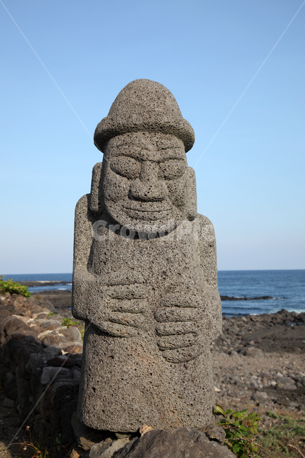 돌하르방,돌하루방,석상,바다,수평선,민속,전통,상징,한국전통,제주전통,돌,하루방,하르방,현무암,조형물,전설,수호신,자연,풍경,제주,제주도,한국,제주도,jeju,jeju island,한국전통,한국문화,korean traditional,korean culture,조각상,동상,석상,조형물,statue,bronze statue,stone statue,종교,신앙,religion,belief,faith
