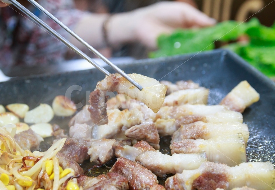 	삼겹살,목살,음식,불판,콩나물,김치,버섯,송이버섯,생고기,음식점,고기,돼지고기,돼지,흑돼지,맛있는,먹음직스러운,연기,저녁,회식,요리,젓가락,상추,쌈,음식,식재료,요리,food,cook,meal,dishes,food reserves,육류,고기,meat,한식,한국음식,한국요리,korean food,korean dishes,korean meal,korean cook