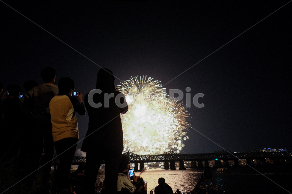 불꽃놀이,불꽃구경,불꽃축제,실루엣,한강,야경,밤,풍경,nightscape,night,landscape,사람들,대중,군중,other people,crowd,축제,행사,festival,carnival,event,nature,자연,outdoors,옥외