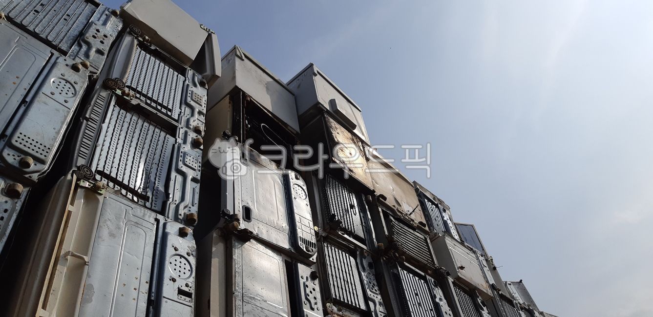 waste,steel,old,rusty,antique shop,stern,scrap metal,Emotional photo,step by step,discarded home appliances,time,refrigerator