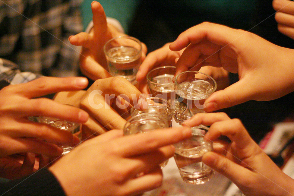 송년회,망년회,회식,술잔,건배,저녁모임,모임,신년회,크리스마스,축제,감성,손,친구,우정,사람들,대중,군중,other people,crowd,술,주류,alcohol