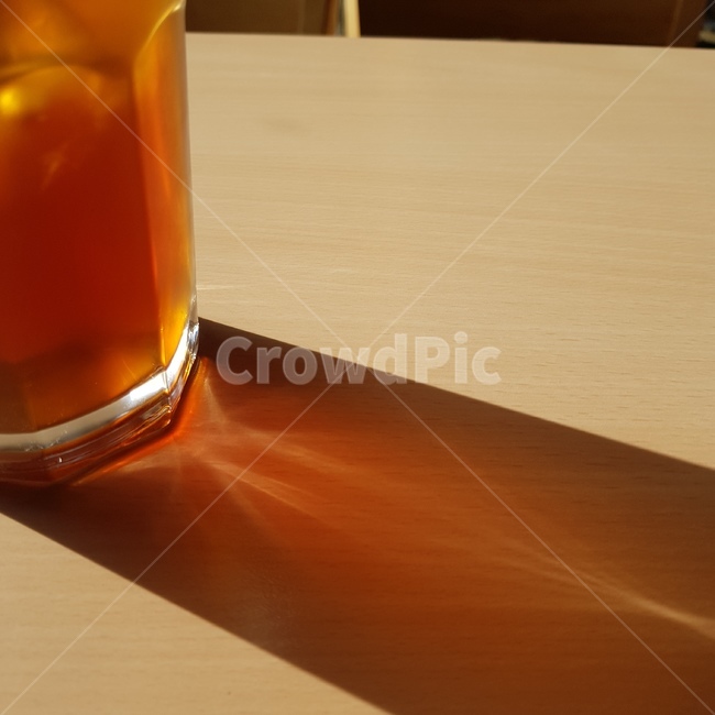 카페,유리,투명한,컵,유리잔,유리컵,얼음,시원한,차가운,조용한,차분한,아이스티,커피,음료수,drink,beverage