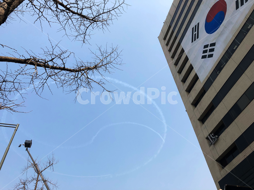 삼일절,31절,대한민국,태극기,하늘,현충일,빌딩,애국심,구름,애국,제헌절,광복절,개천절,기념일,31절,815,푸른,파란