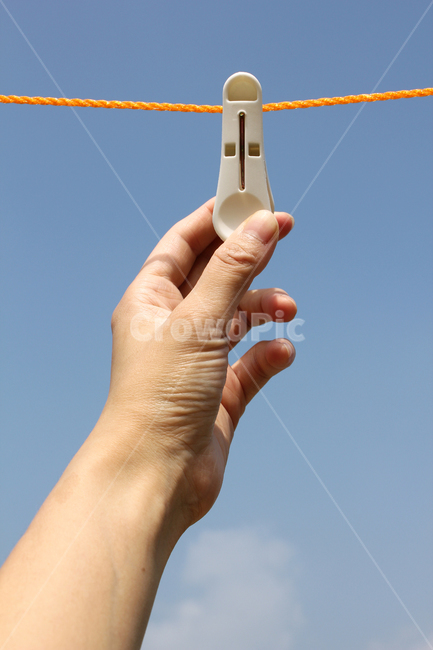 하늘,낮하늘,파란하늘,블루,빨랫줄,빨래줄,빨래,집게,빨래집게,로우앵글,화이트,흰색,파랑,빨래걸이,손,핸드,여자손,잡기,신체,신체부위,사람,인물,인간,human,person,신체일부,몸,body,사물,물건,오브젝트,thing,object,matter