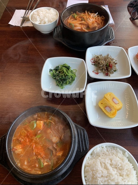 한식,김치찌개,된장찌개,쌀밥,밥,한국음식,계란말이,반찬,식탁,찌개,멸치볶음,시금치,건강식,접시,나무식탁,식당,한정식