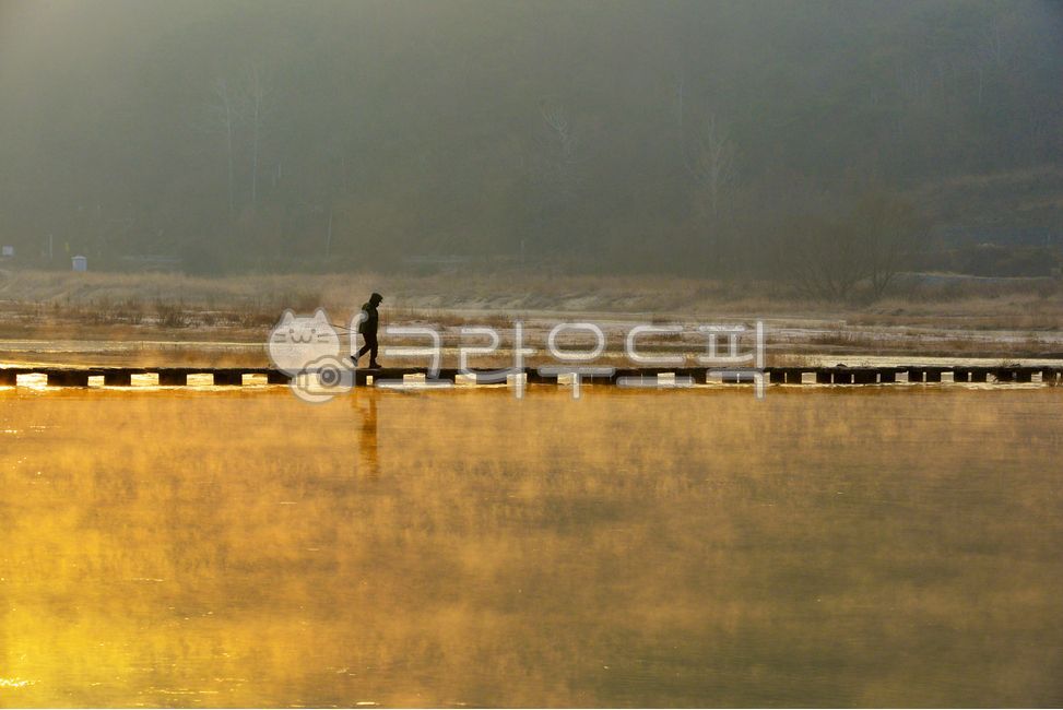 person, 사람, human, 인간, 경남합천황강변공원징검다리, 사진,이미지,일러스트,캘리그라피 - 영산공작가 크라우드픽 - 저작권 걱정 없는... 