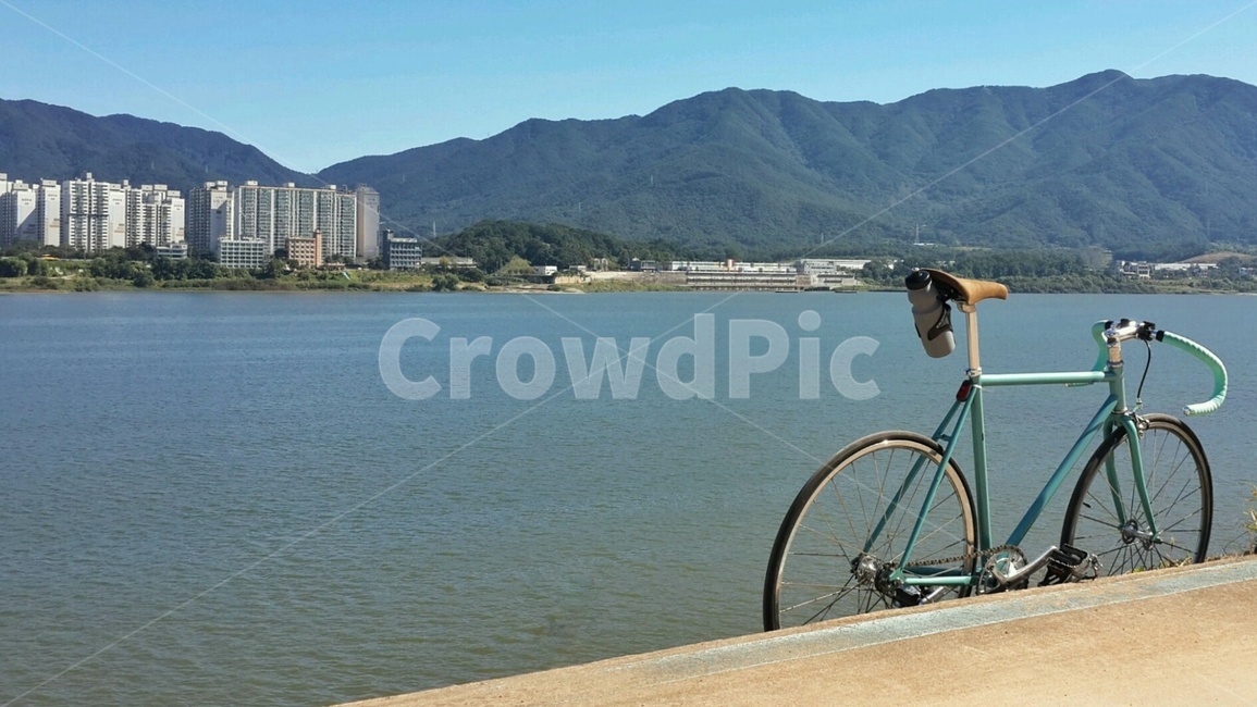 자전거,bike,bicycle,산,하늘,강,푸른