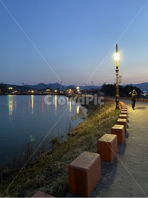 대한민국,한국,korea,충청북도,충주,저수지,산책,풍경,water,물,노을,하늘,저녁,가로등,불빛