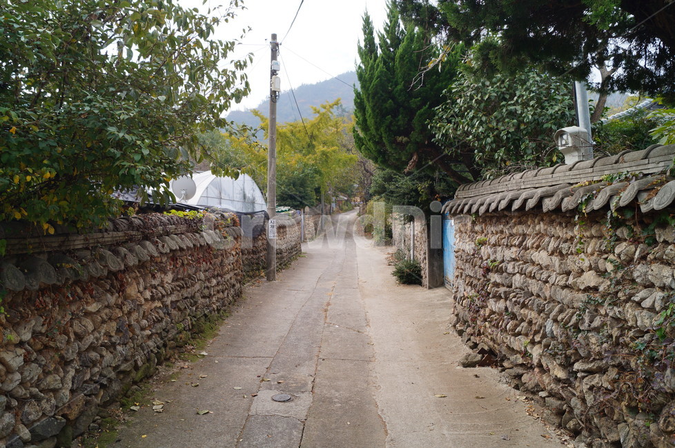돌담,마을길,돌담길,시골길,담장,시골,마을,풍경,landscape,country,rural,town,골목길,alley,한국전통,한국문화,korean traditional,korean culture,outdoors,옥외,road,도로,dirt road,흙길,gravel,자갈,garden,정원
