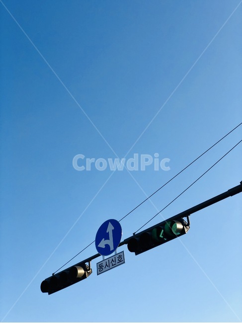 하늘,표지판,신호등,동시신호,파란색,블루,교통,교통수단,traffic,transportation